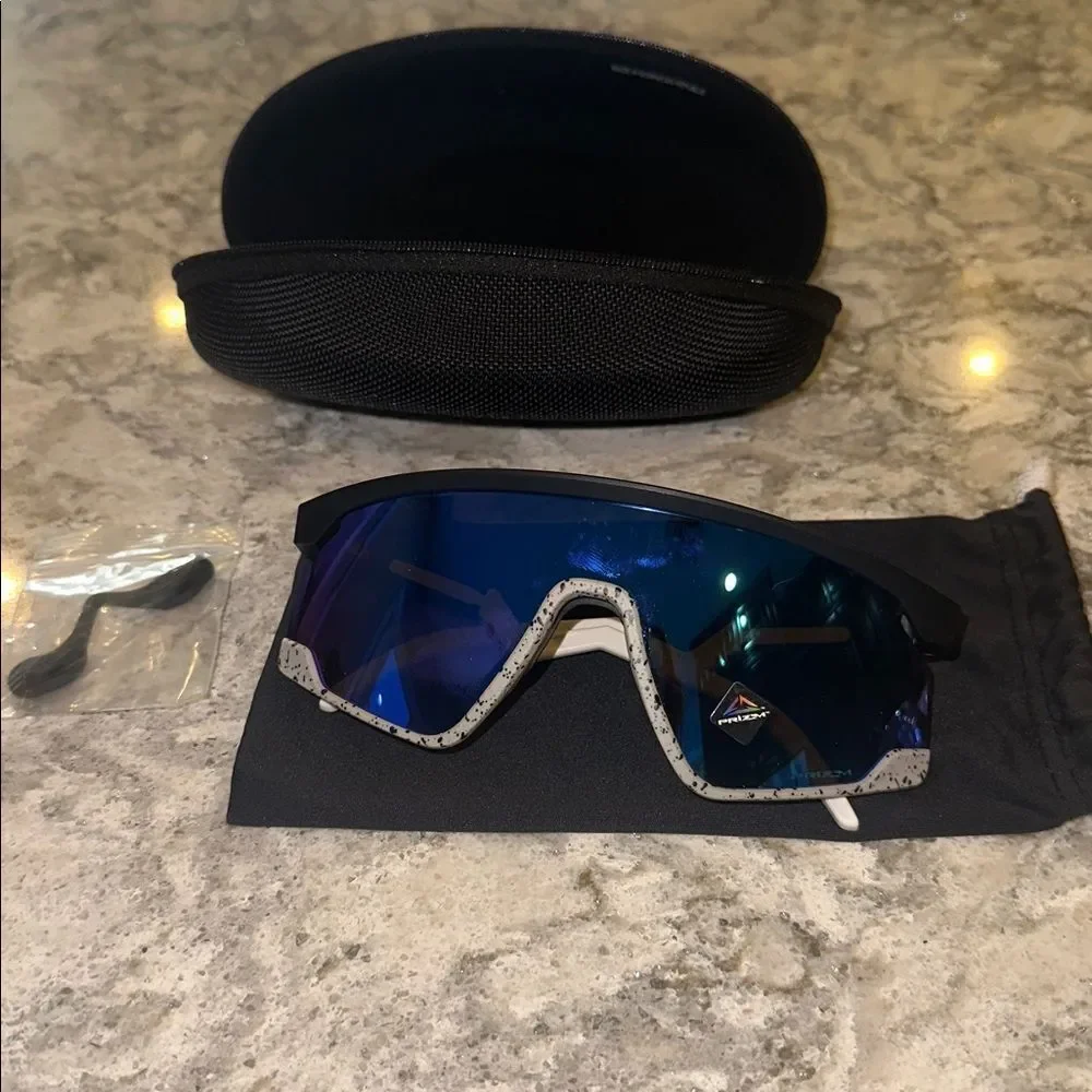 😎 Oakley Encoder Strike Vented Sunglasses Matte Blk FramePrizm Sapphire Lenses